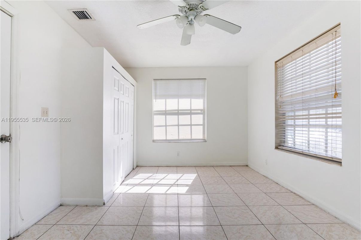 Empty room, Interior