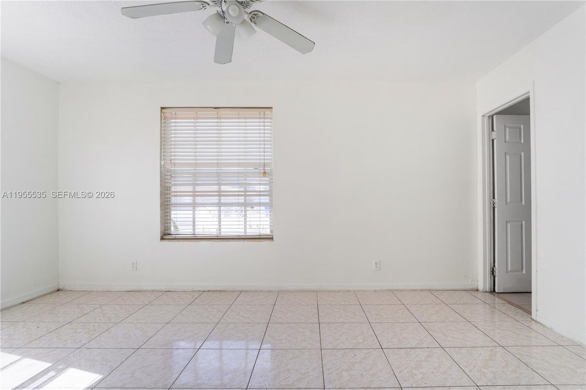 Empty room, Interior