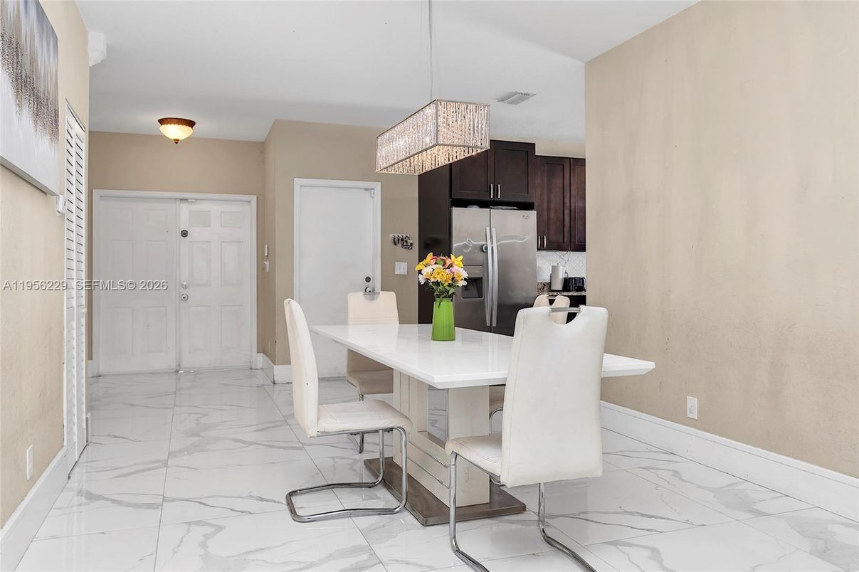 Chandelier, Dining room, Interior, Kitchen, Marble, Pendant Lights, Stainless Steel Appliances