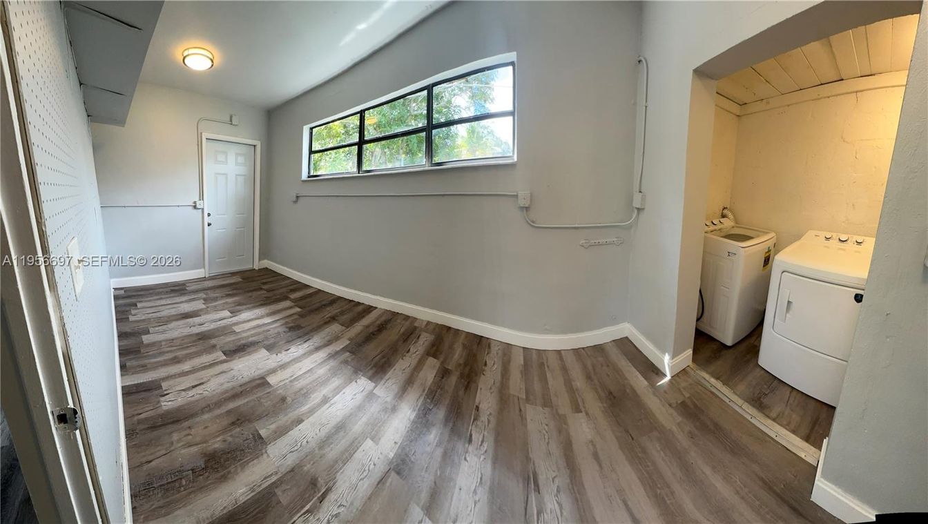 Interior, Washer, Wood Texture Flooring
