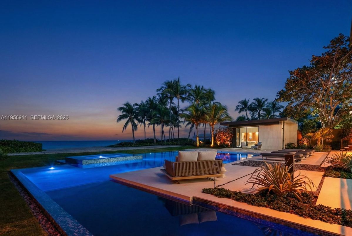 Exterior, Pool, Water