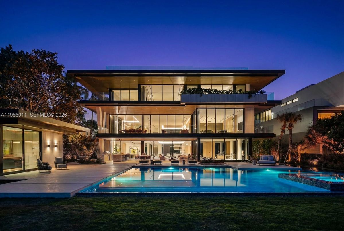 Exterior, Facade, Pool, Modern