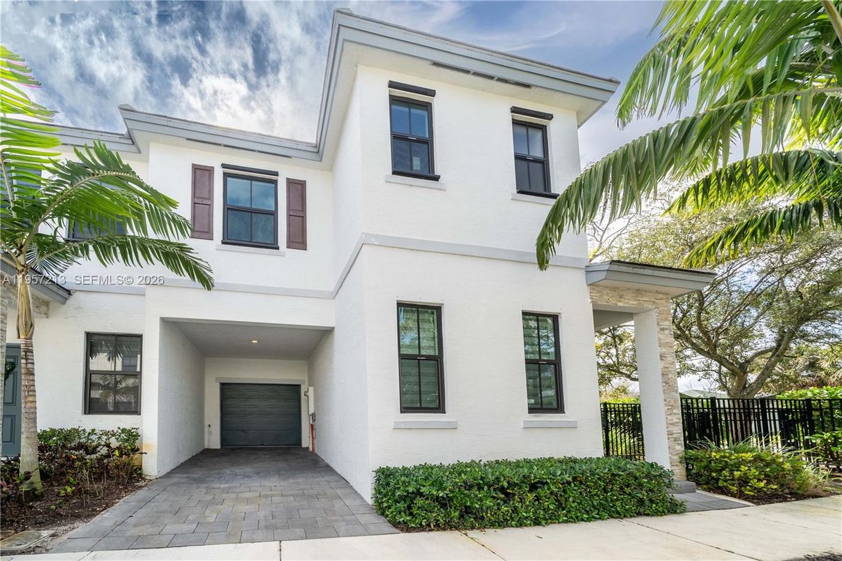 Attached, Exterior, Facade, Modern