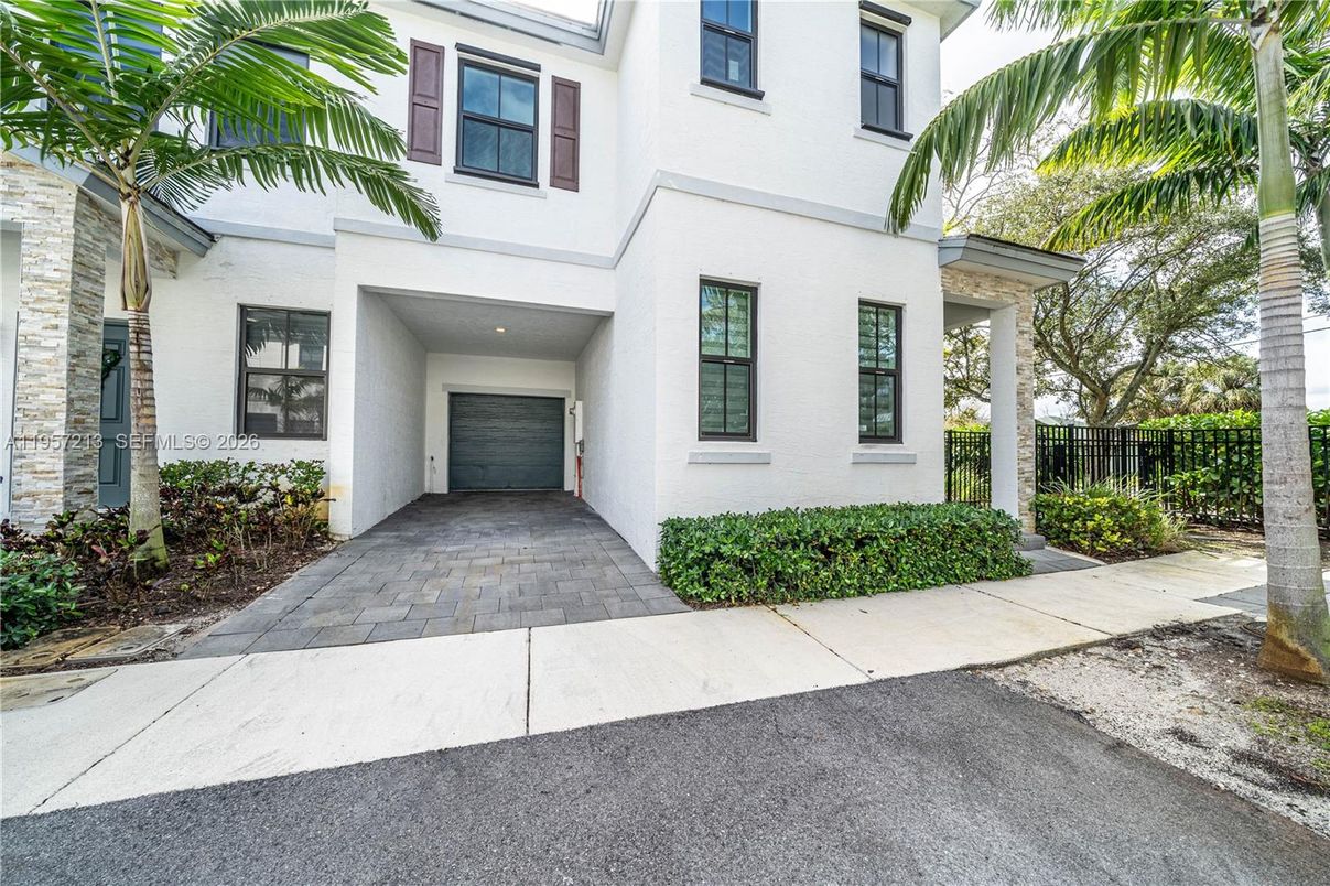 Attached, Exterior, Facade, French Provincial