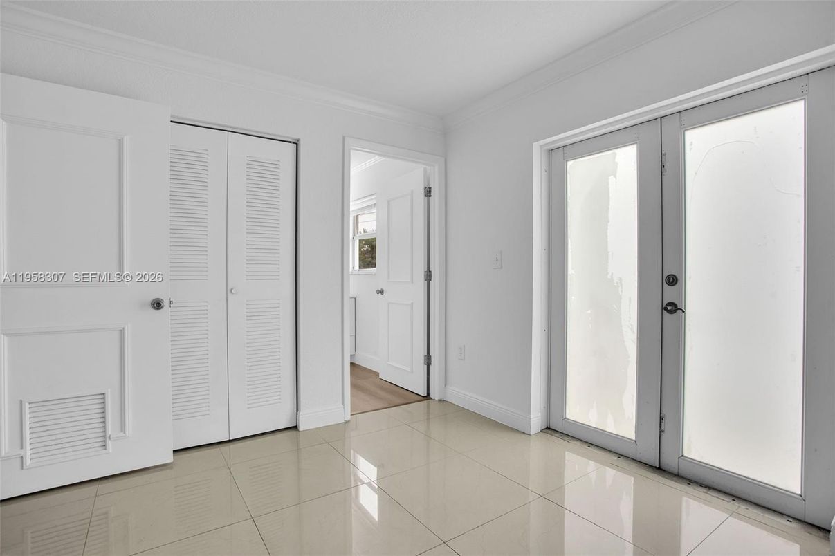 Empty room, Interior