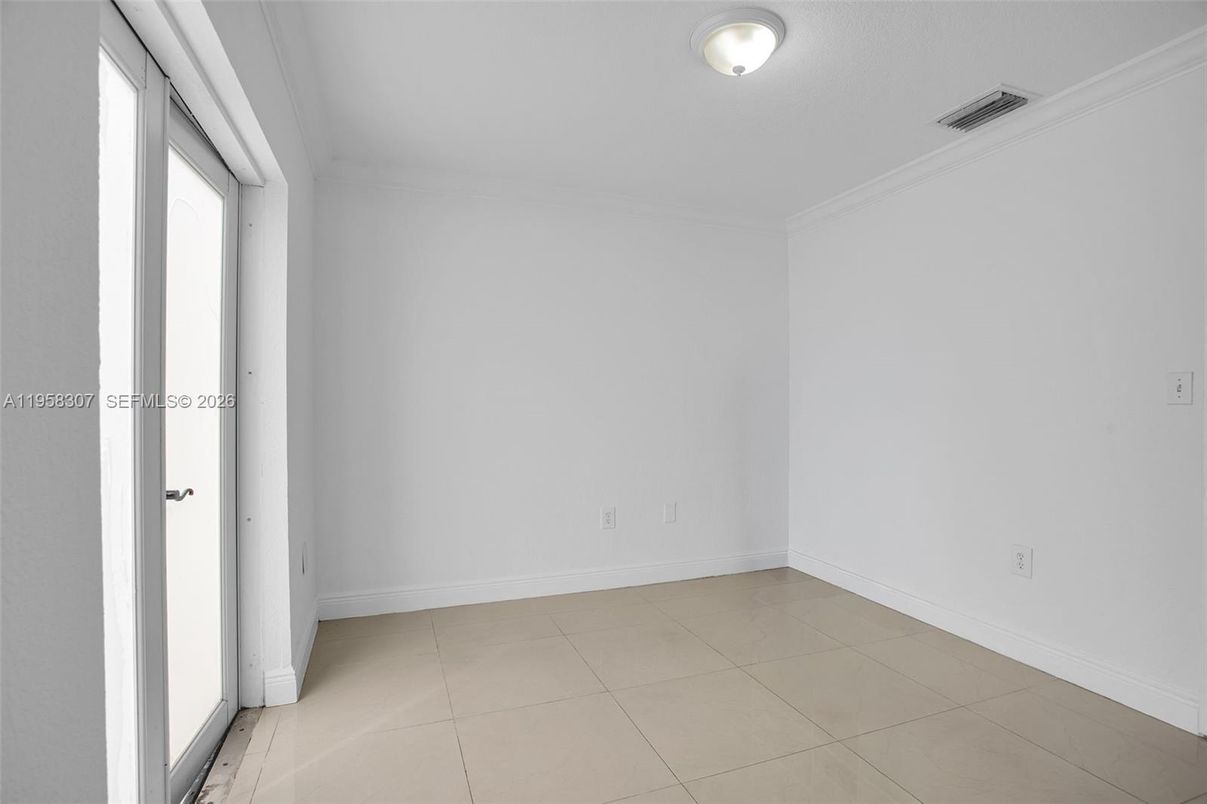 Empty room, Interior