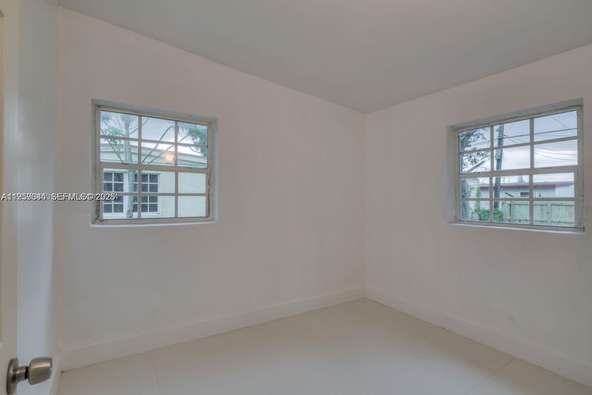 Empty room, Interior