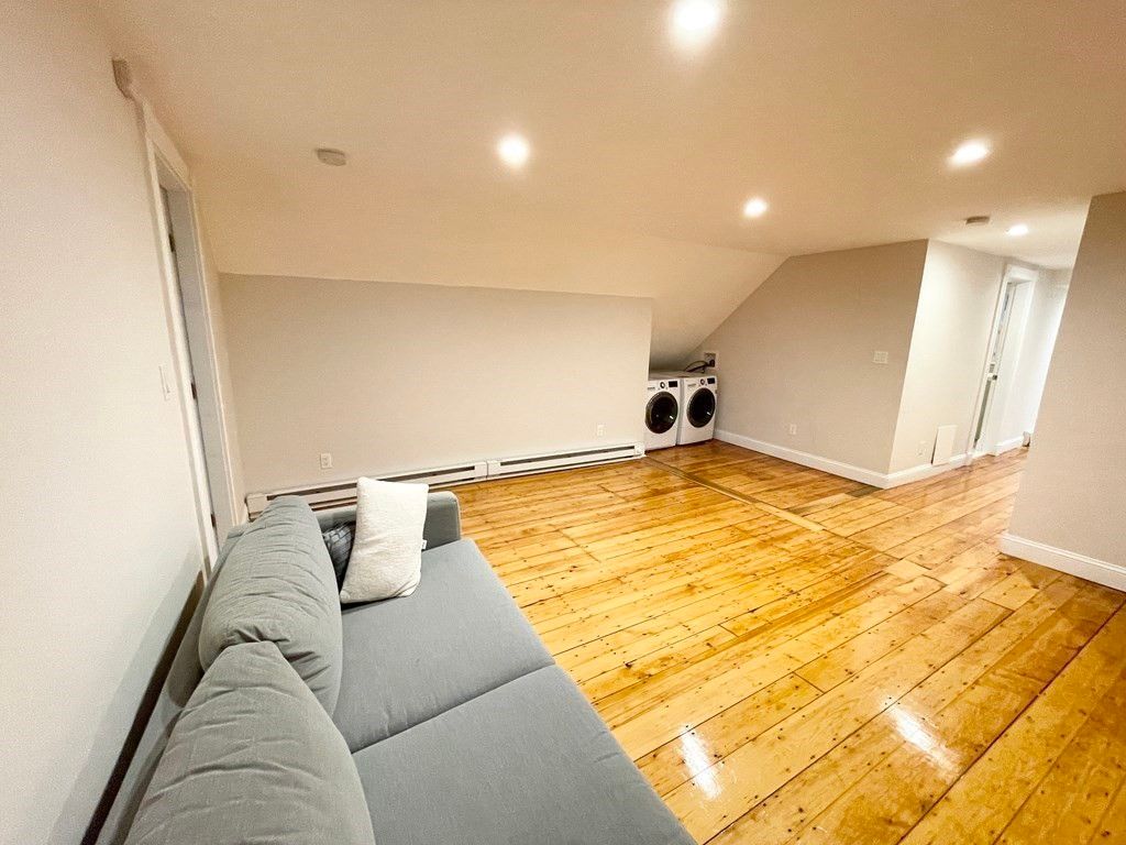 Interior, Recessed Lighting, Washer, Wood Texture Flooring