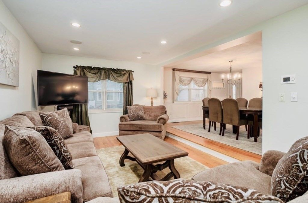 Chandelier, Dining room, Interior, Living room, Recessed Lighting, Wood Texture Flooring