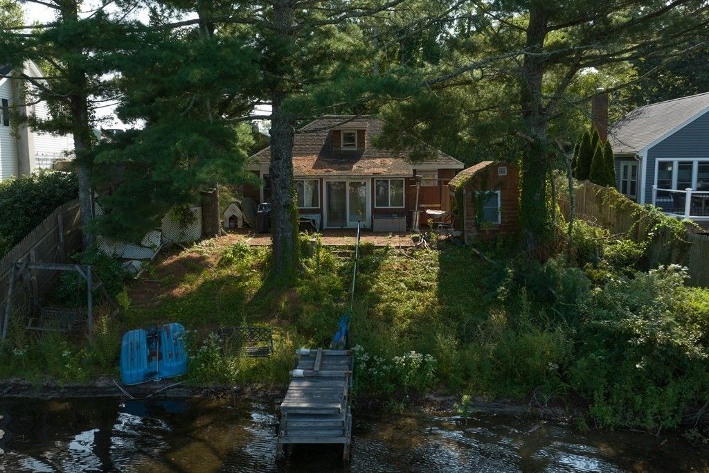 Exterior, Lake