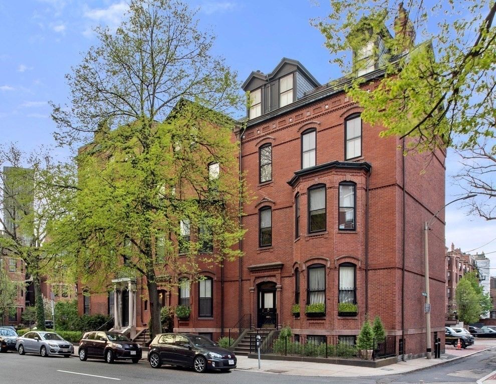 Exterior, Facade, Brick Facade, Rowhouse
