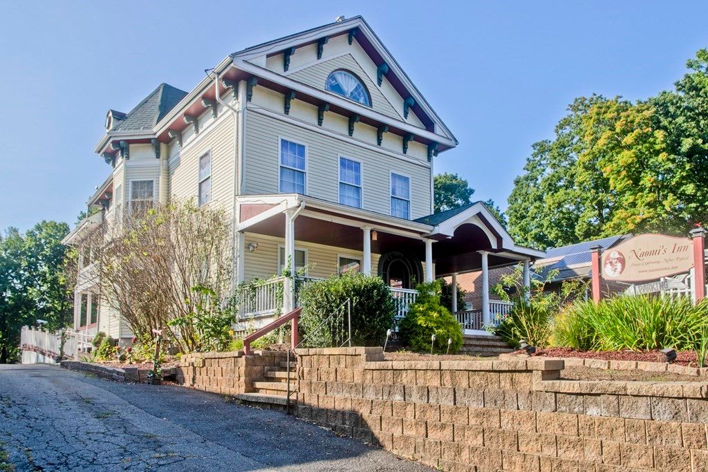 Exterior, Facade, Queen Anne Victorian