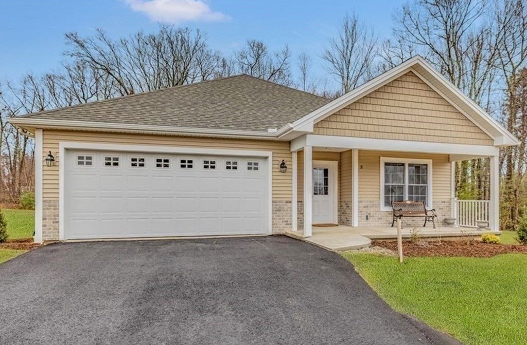 Attached, Exterior, Facade, Ranch