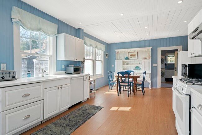Dining room, Interior, Kitchen, Recessed Lighting, Wood Texture Flooring