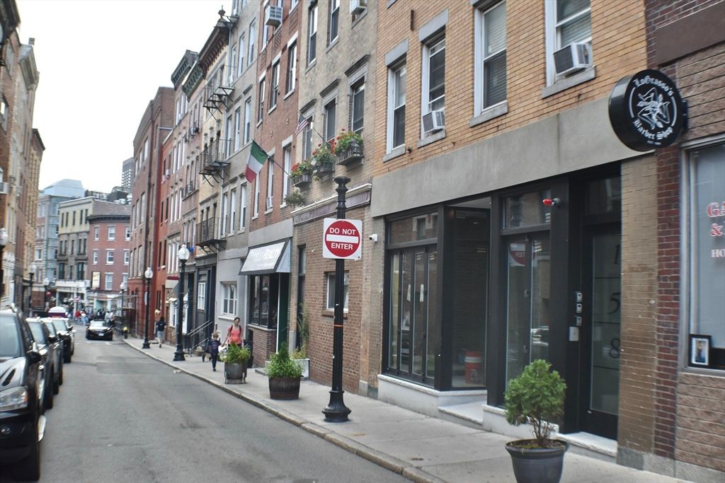 Exterior, Facade, Brick Facade, Rowhouse