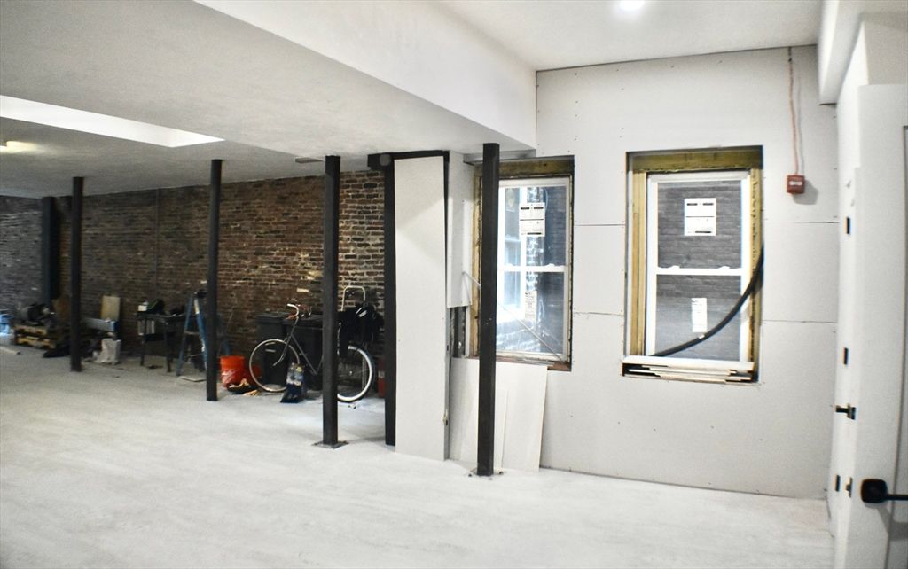 Fitness Equipment, Interior, Recessed Lighting, Stone Walls