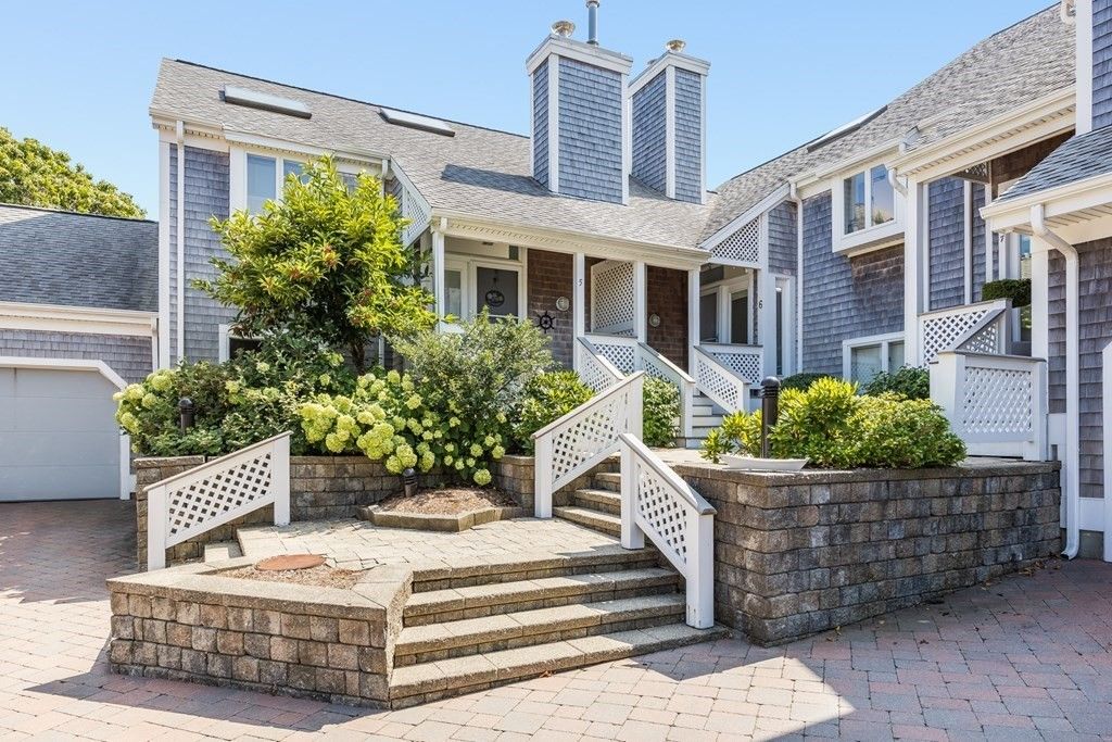 Attached, Exterior, Facade, Cape Cod