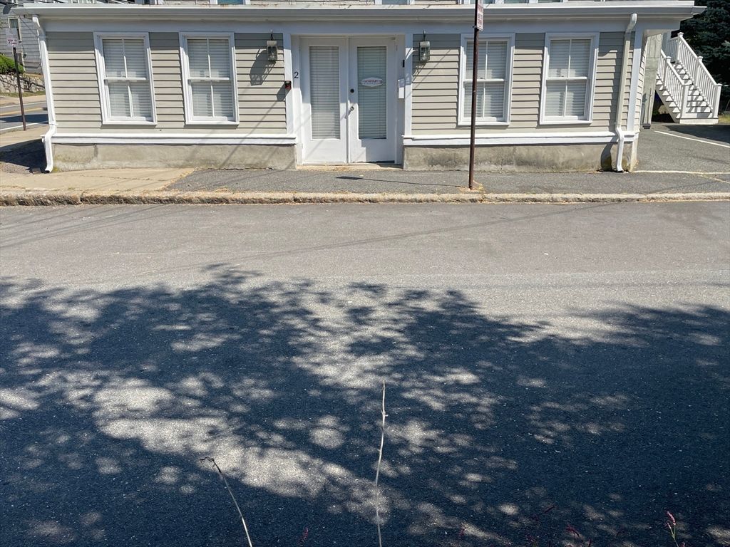 Exterior, Facade, Ranch