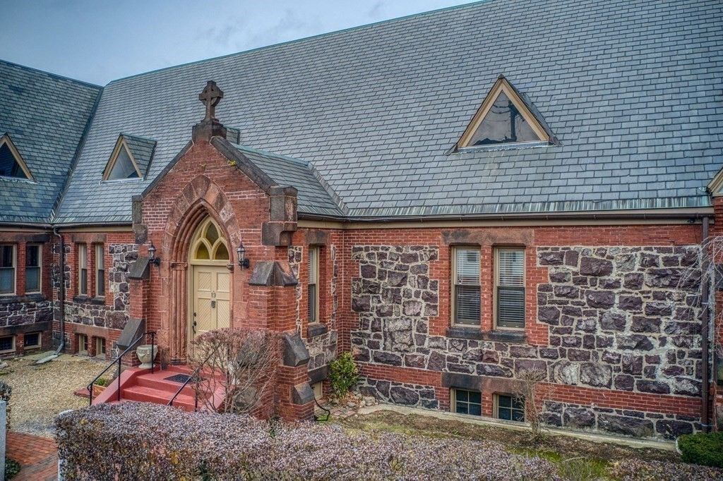 Exterior, Facade, Brick Facade, Cape Cod