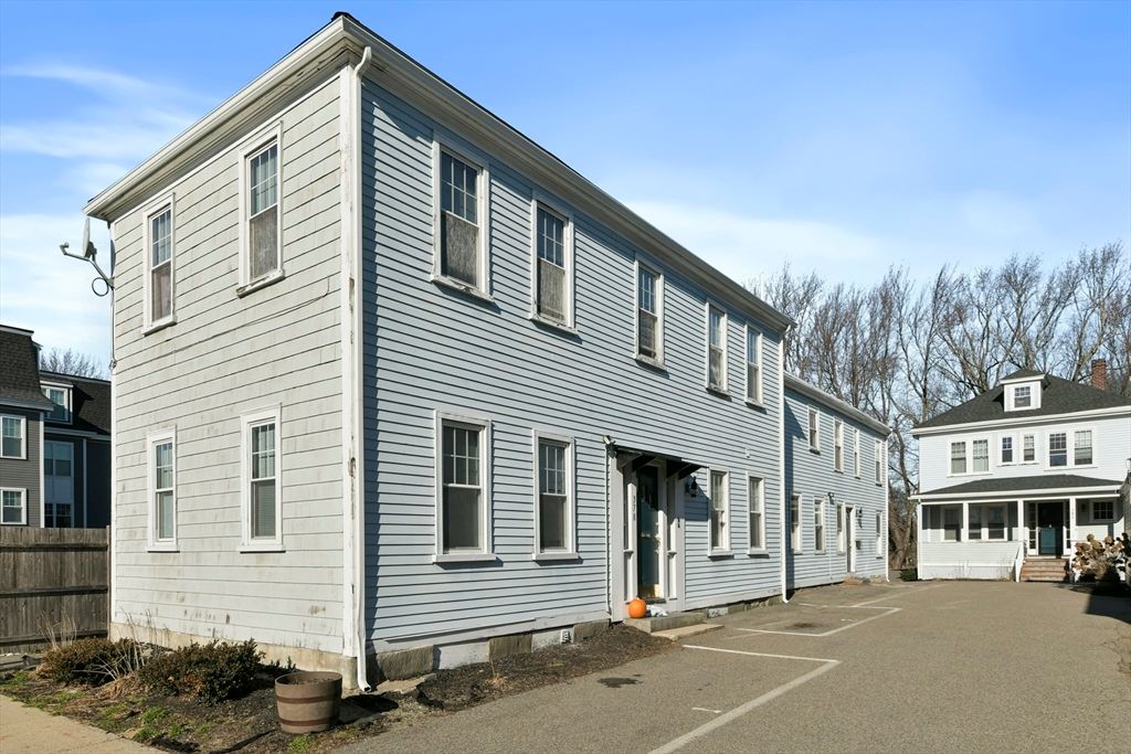 Exterior, Facade, Rowhouse