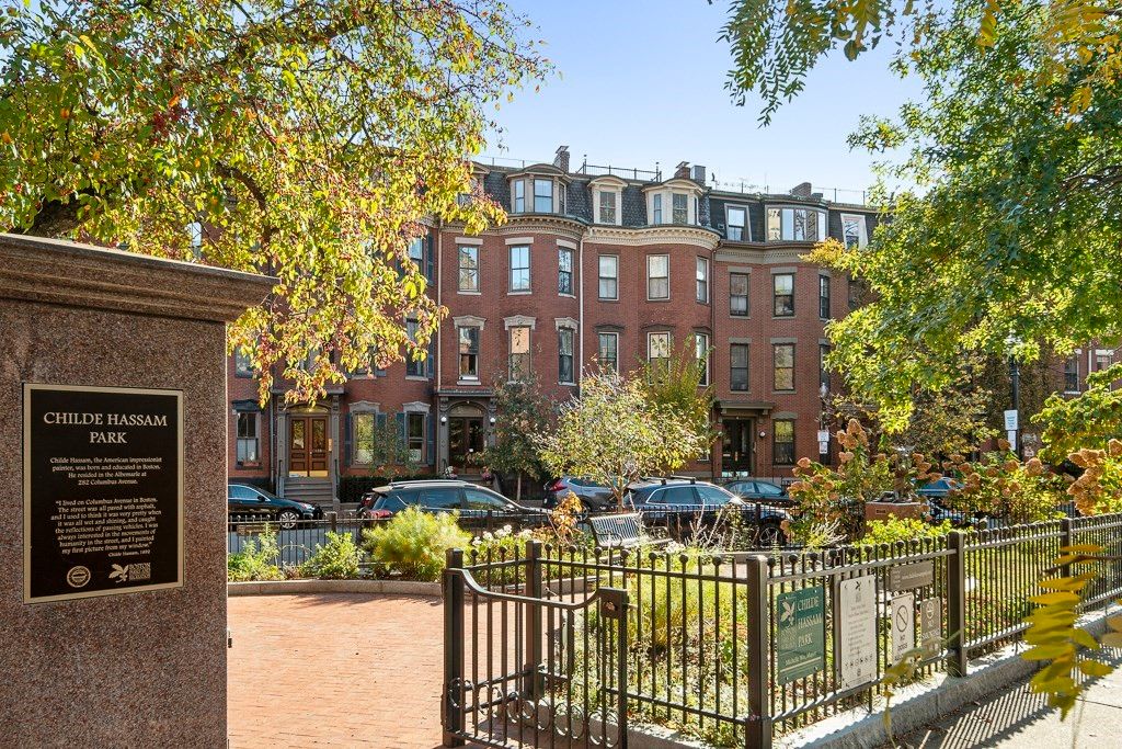 Exterior, Facade, Brick Facade, Rowhouse