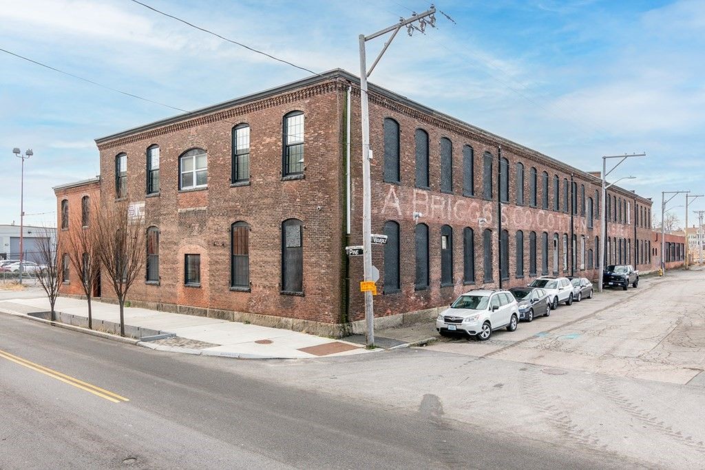 Exterior, Facade, Brick Facade, Chicago School