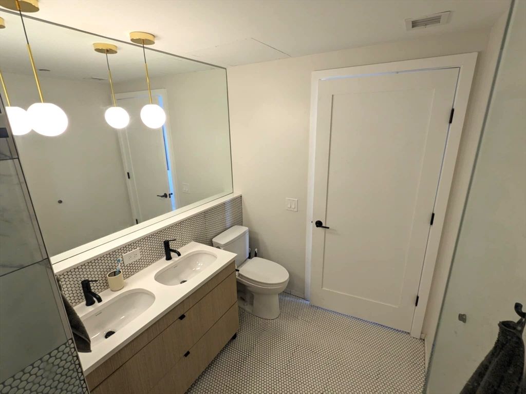 Bathroom, Dual Sink Vanities, Interior, Pendant Lights