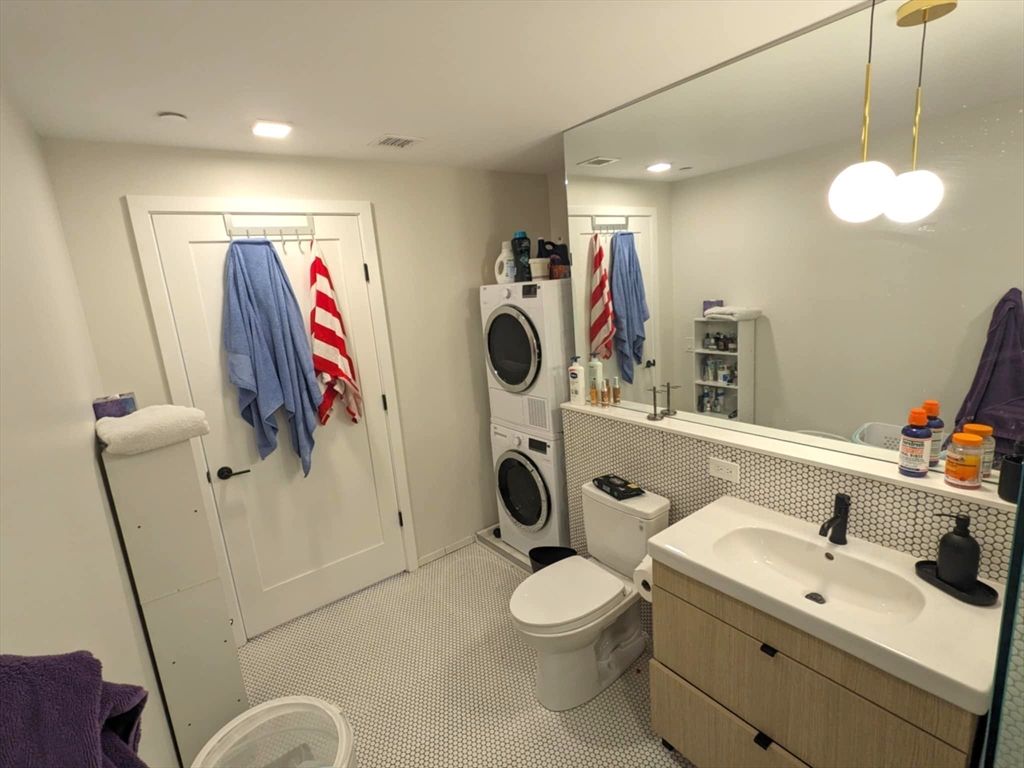 Bathroom, Interior, Pendant Lights, Recessed Lighting, Washer