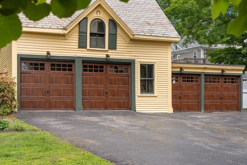 Attached, Exterior, Facade, None