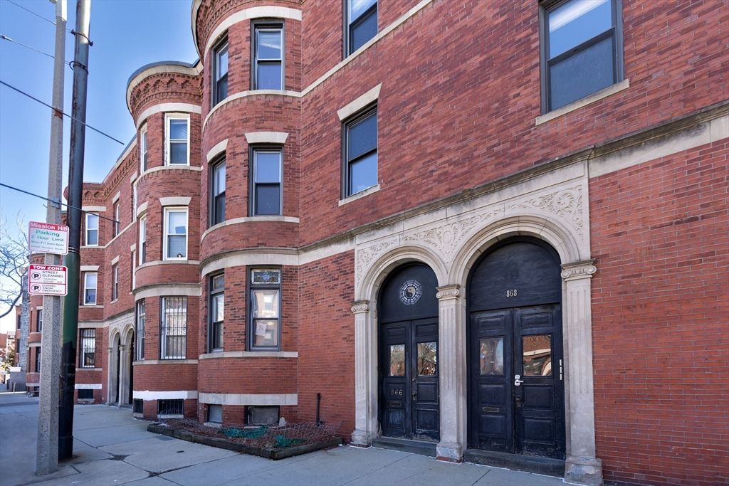 Exterior, Facade, Brick Facade, Rowhouse