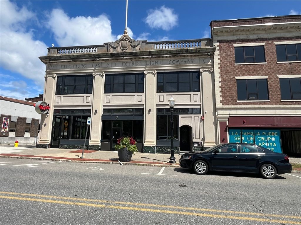 Exterior, Facade, Brick Facade, Rowhouse