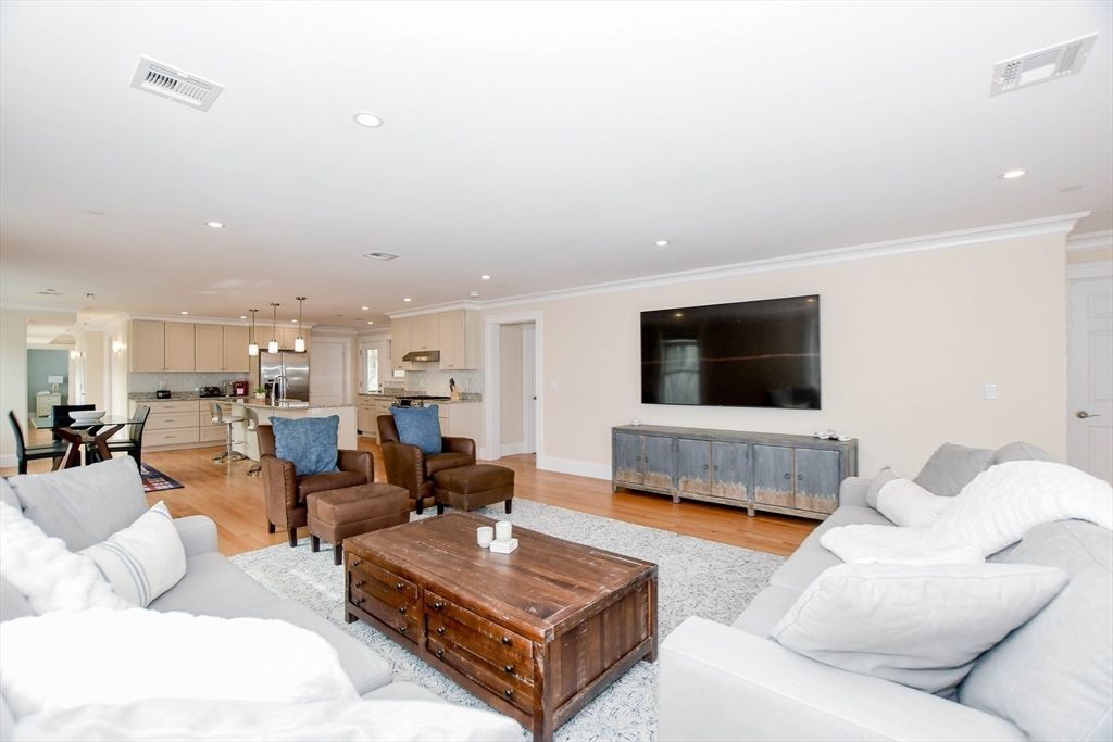 Dining room, Interior, Kitchen, Living room, Pendant Lights, Recessed Lighting, Wood Texture Flooring