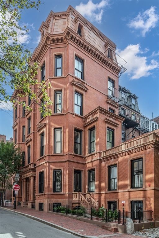 Exterior, Facade, Brownstone