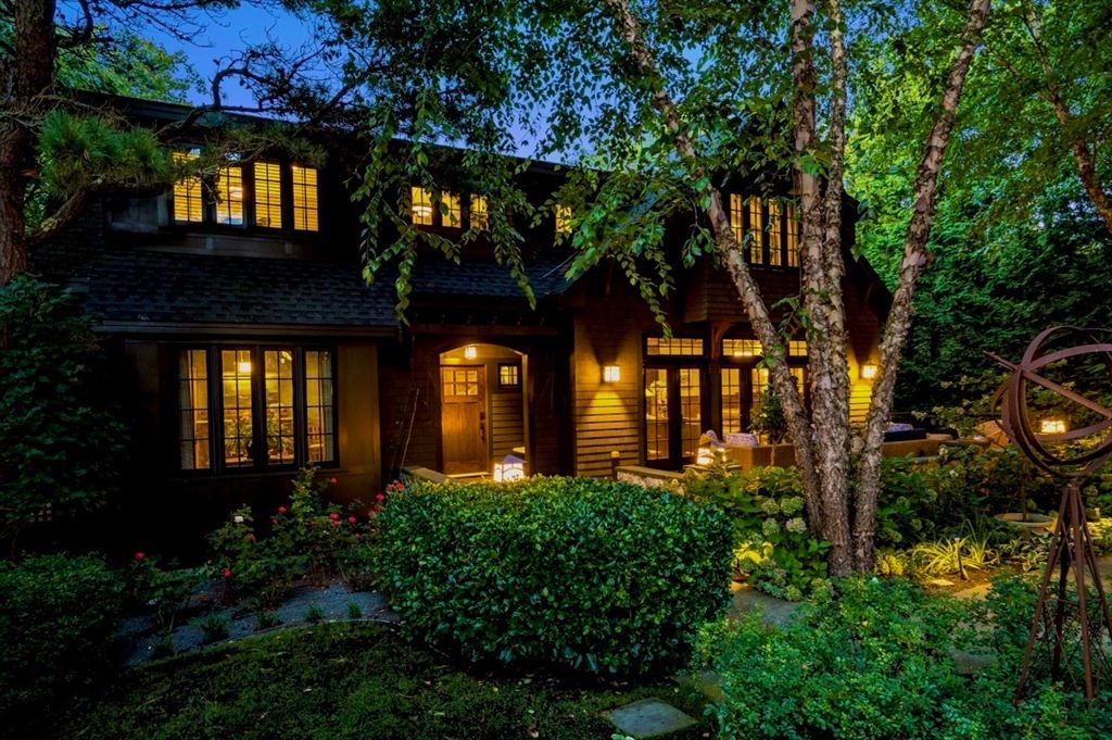 Exterior, Facade, Log Home