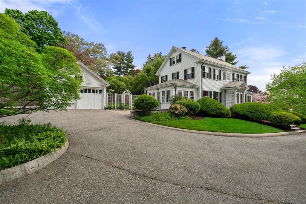 Attached, Exterior, Facade, Farmhouse