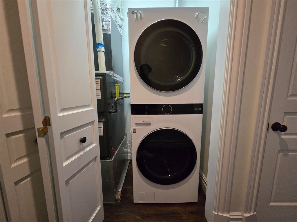 Interior, Utility Closets, Washer, Wood Texture Flooring