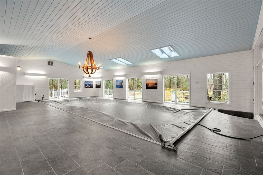 Chandelier, Empty room, Interior, Wood Texture Flooring