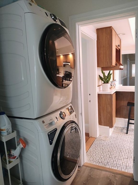 Interior, Washer, Wood Texture Flooring