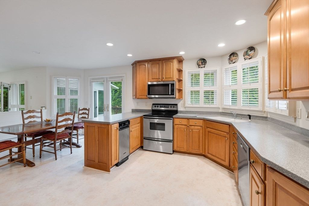 Dining room, Interior, Kitchen, Recessed Lighting, Stainless Steel Appliances