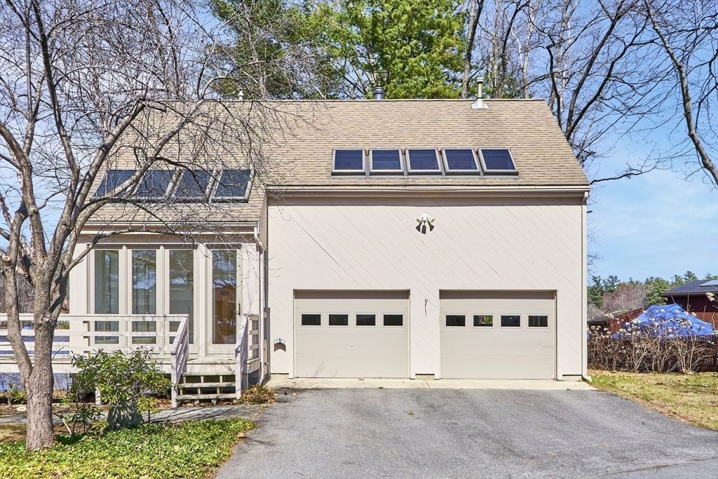 Attached, Exterior, Facade, Cape Cod