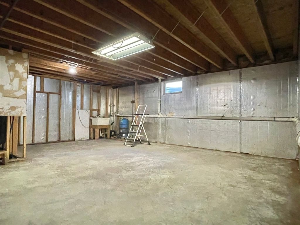 Empty room, Interior, Wooden Beams
