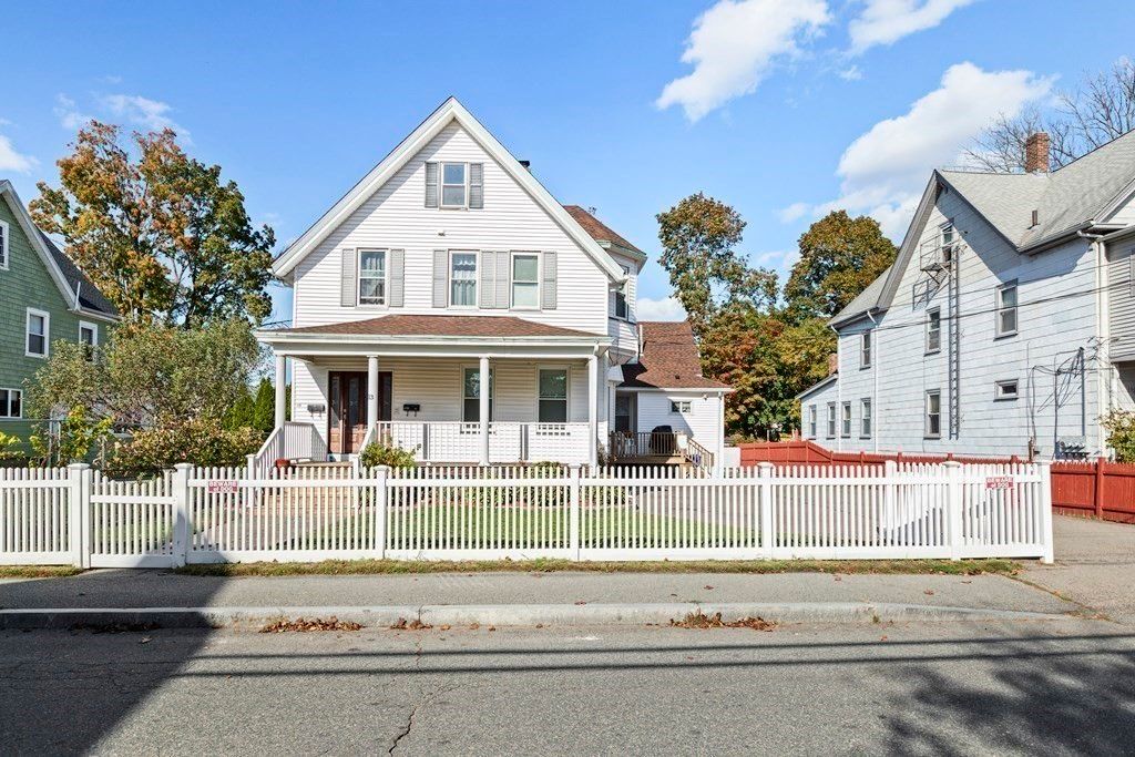 Exterior, Facade, Farmhouse