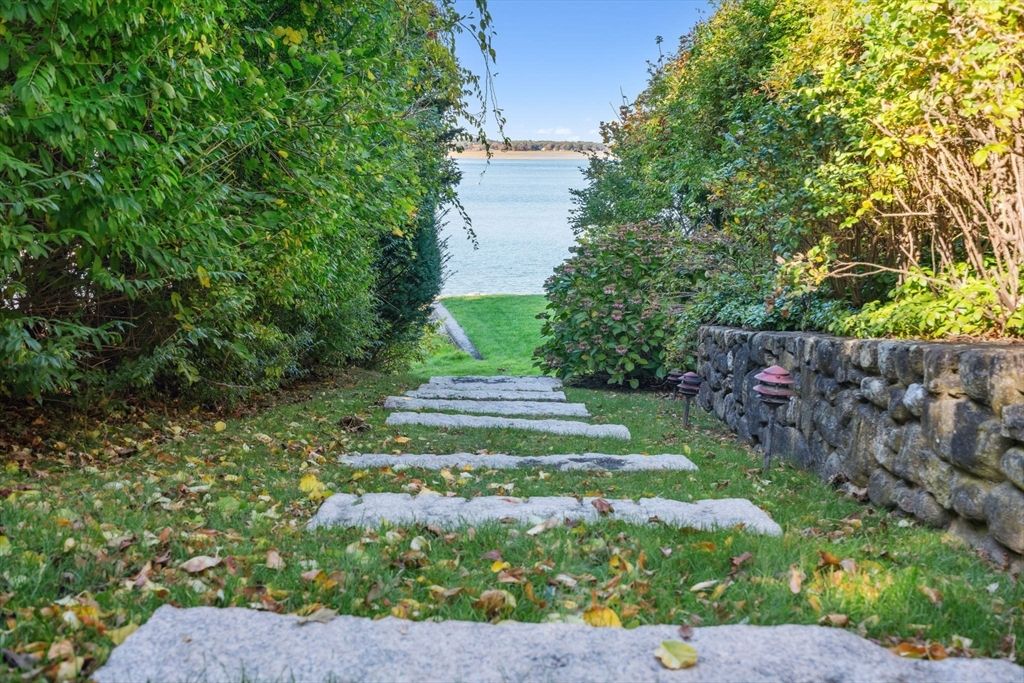 Exterior, Lake