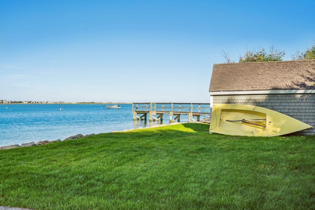 Exterior, Lake
