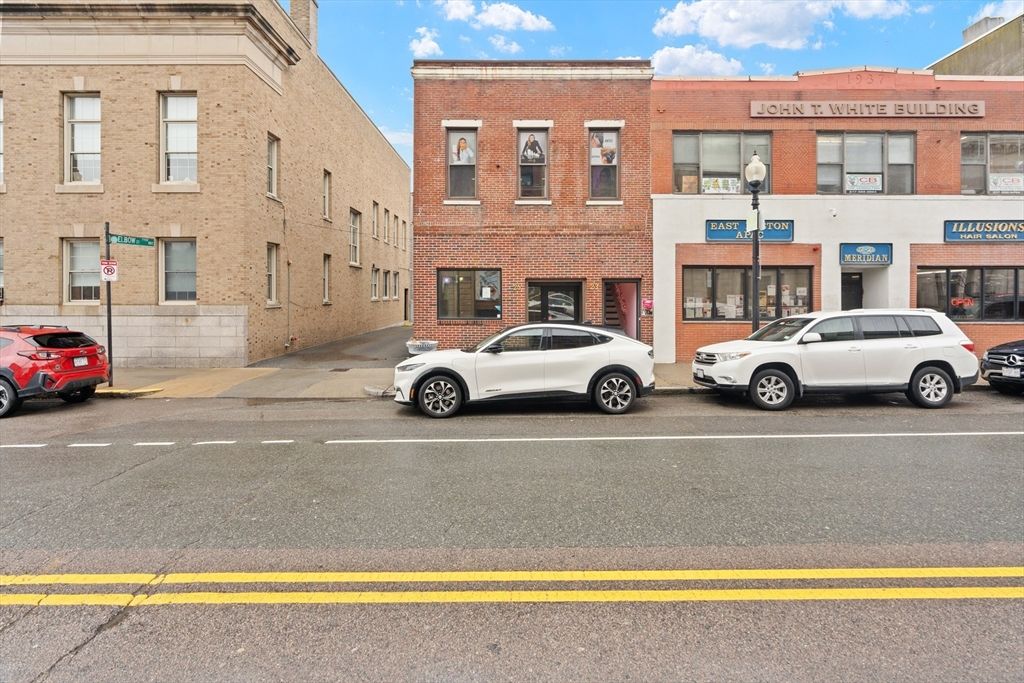 Exterior, Facade, Brick Facade, Rowhouse