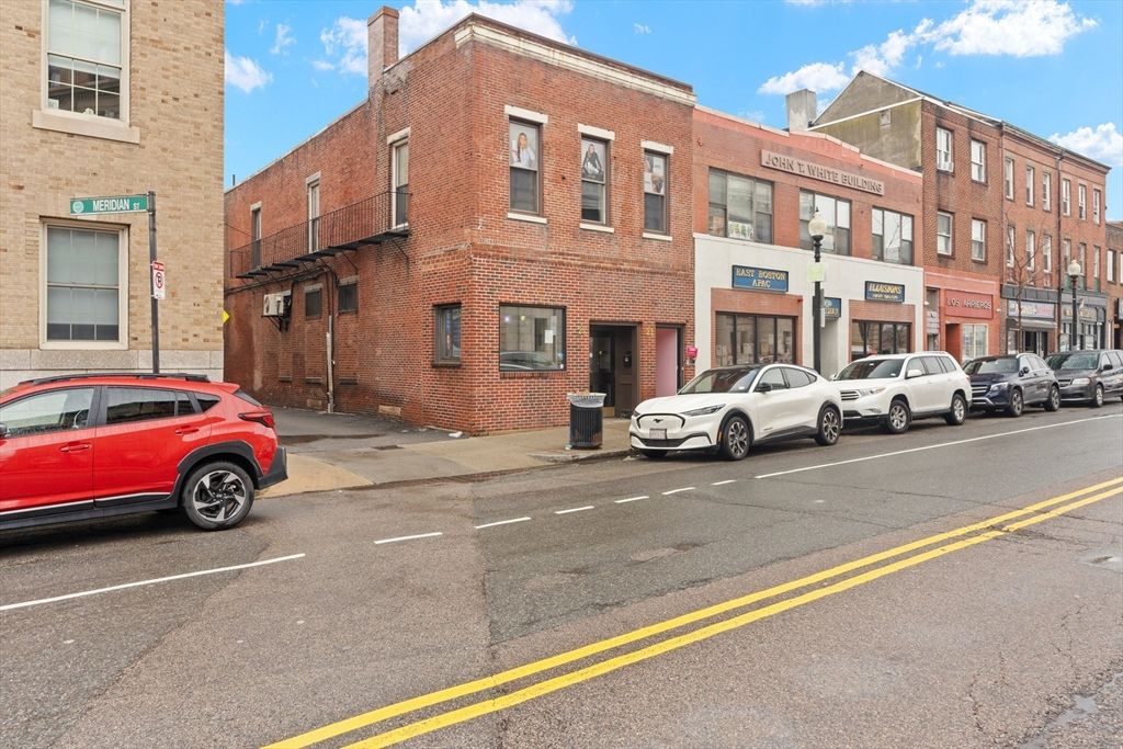 Exterior, Facade, Brick Facade, Rowhouse