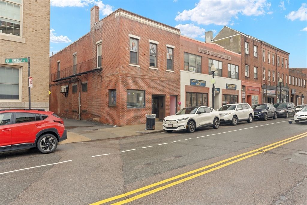 Exterior, Facade, Brick Facade, Rowhouse