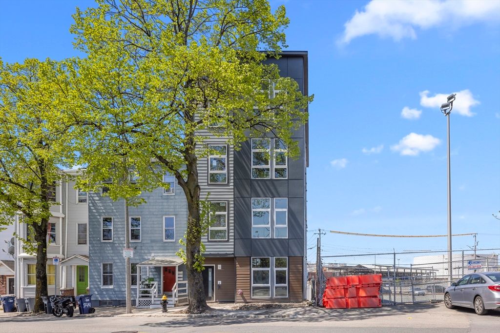 Exterior, Facade, Rowhouse