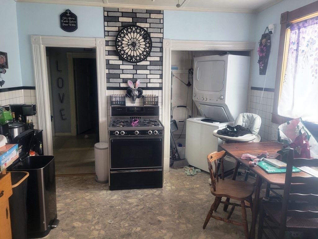 Dining room, Interior, Kitchen, Stone Walls, Utility Closets, Washer