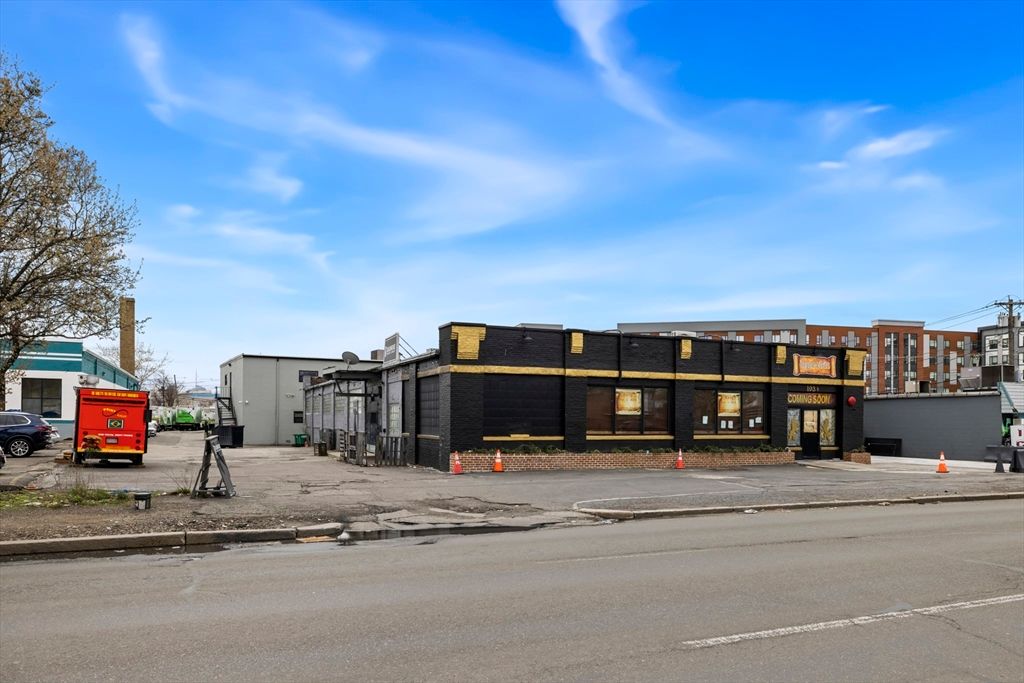 Exterior, Facade, Modern